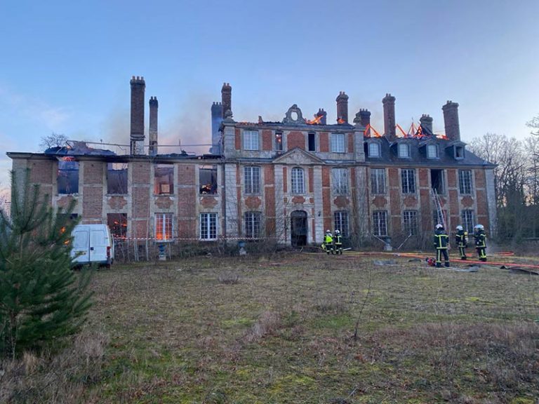 A fire devastates the Château de Serquigny