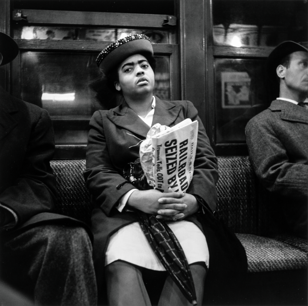 Louis Stettner.  Woman Holding Newspaper, New York, 1946. Courtesy Louis Stettner Archive, Paris © Louis Stettner Estate