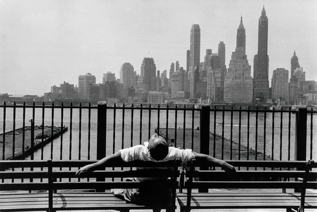 Louis Stettner.  Brooklyn Promenade, Brooklyn, New York, 1954. Courtesy Louis Stettner Archive, Paris © Louis Stettner Estate 