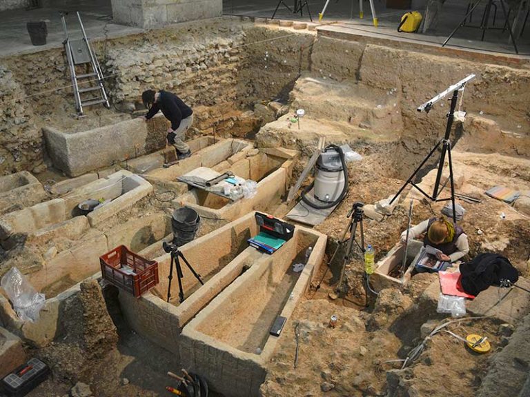 Discovery of a Merovingian remains in a sarcophagus near Chartres