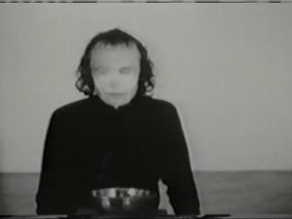 Vito Acconci. Tres estudios de adaptación, 1970. Cortesía de Maria Acconci & Electronic Arts Intermix, Nueva York. © Vito Acconci, VEGAP, Bilbao 2025