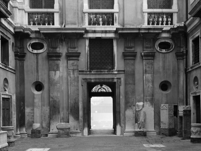 Axel Hutte. ARCHEOLOGICAL Museum, Venice, 1985. Courtesy of the Helga de Alvear Museum, Cáceres