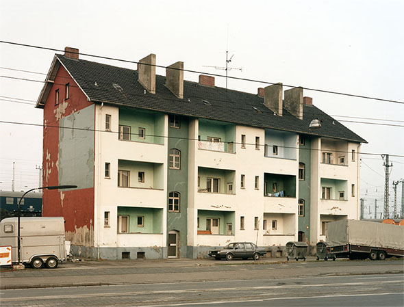 Thomas Ruff. HAÜSER, 1988-1989. Courtesy of the Helga de Alvear Museum, Cáceres