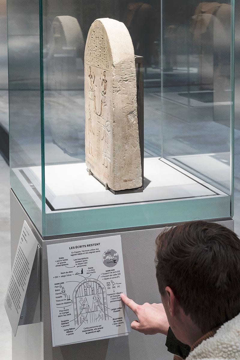 A cartel in image of the new course of the Time Gallery at the Louvre Lens. © Frédéric Iovino
