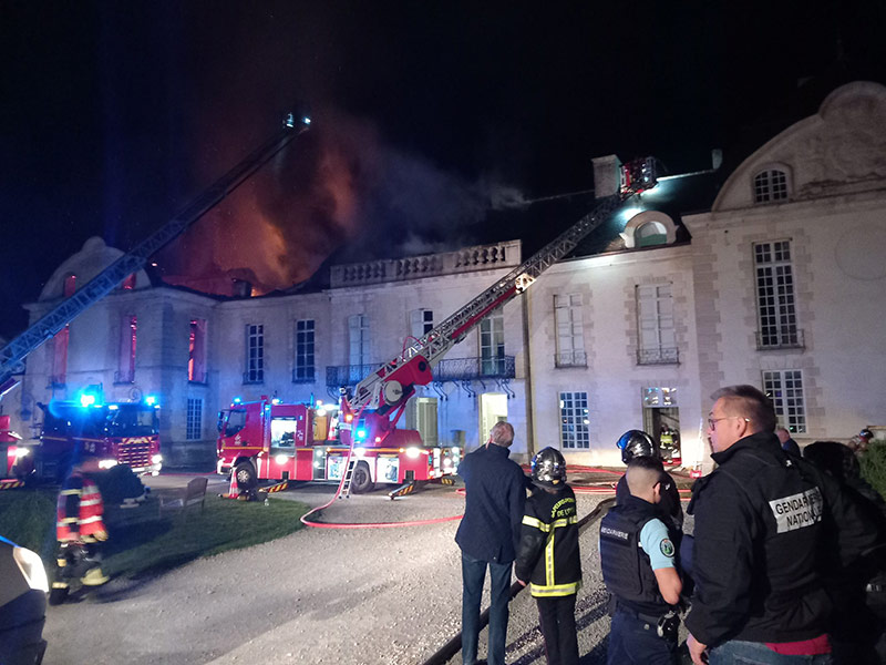 A fire destroys part of the castle of Médavy, classified as a historic monument