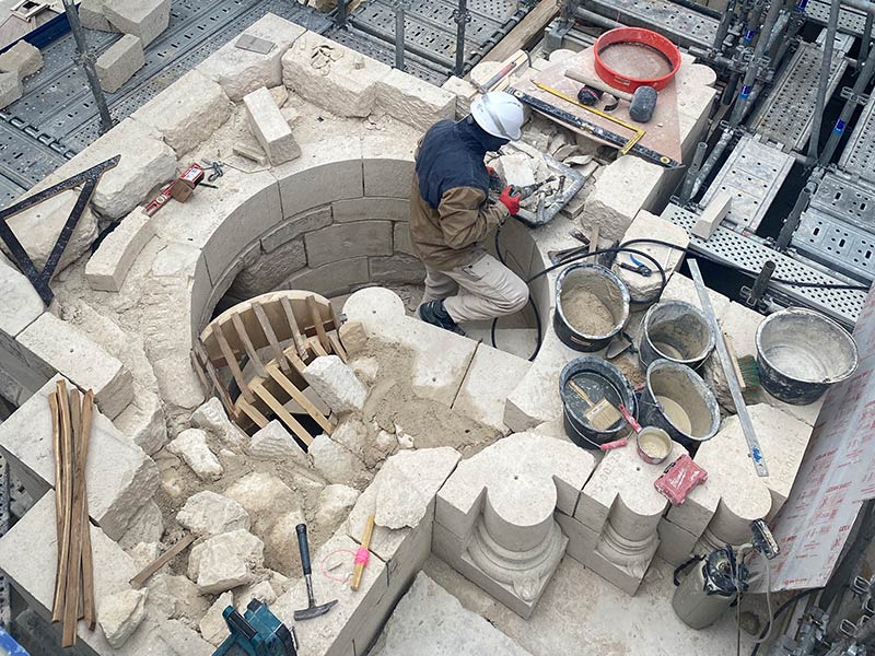 Saint-Denis stages the reconstruction of its spire