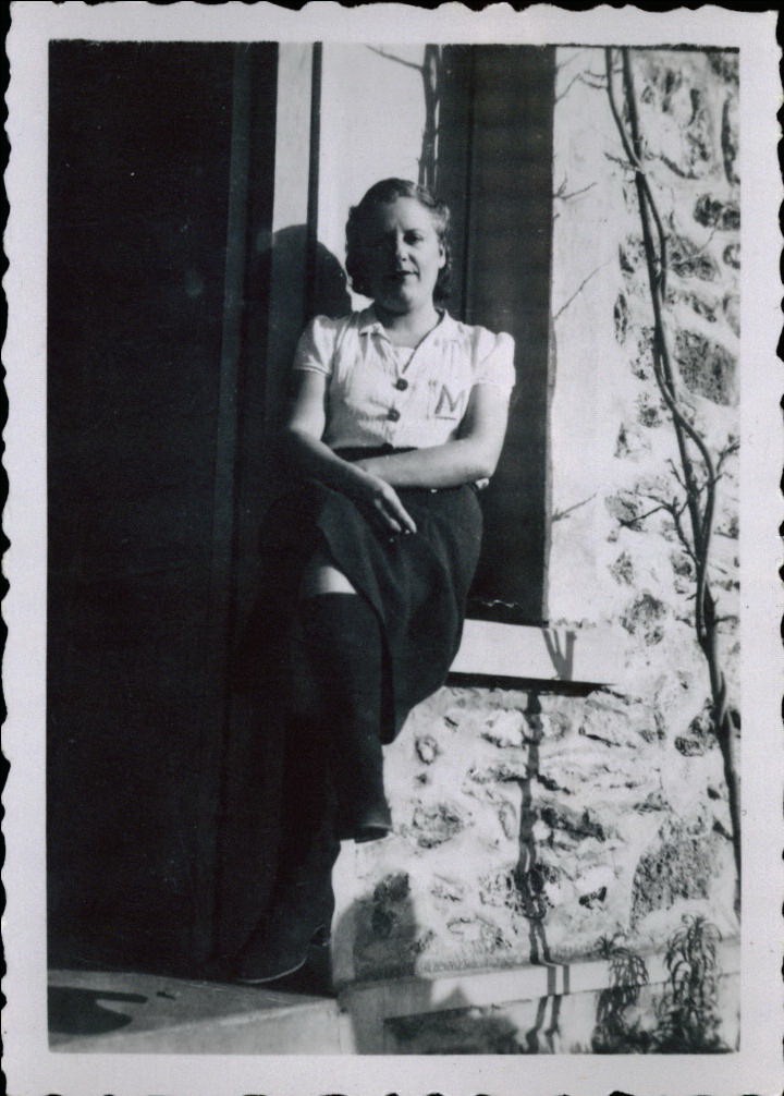 Mercè Rodoreda during exile in Roissy-en-Brie, in 1939.