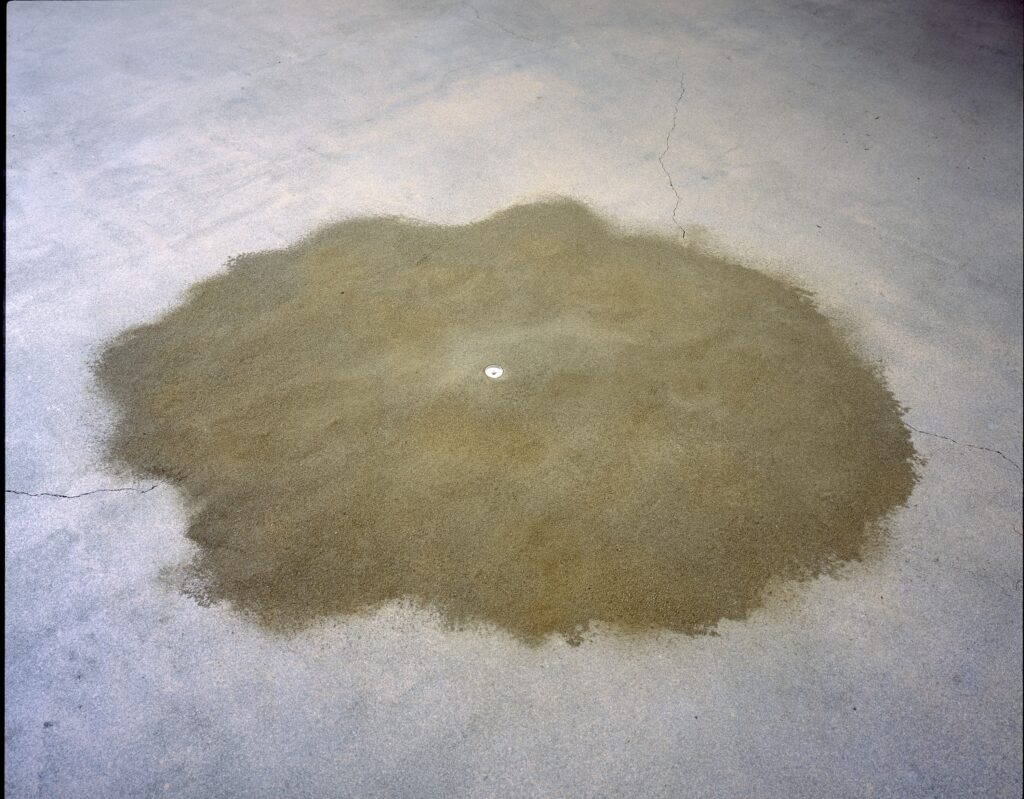 Giovanni Anselmo. While the earth orients itself (Mentre la terra si orienta), 1967/2007. Castello di Rivoli Museo d'Arte Contemporanea, Rivoli-Torino in comodato da Fondazione per l'Arte Moderna e Contemporanea CRT © Giovanni Anselmo, Bilbao 2025 Photo: Paolo Pellion