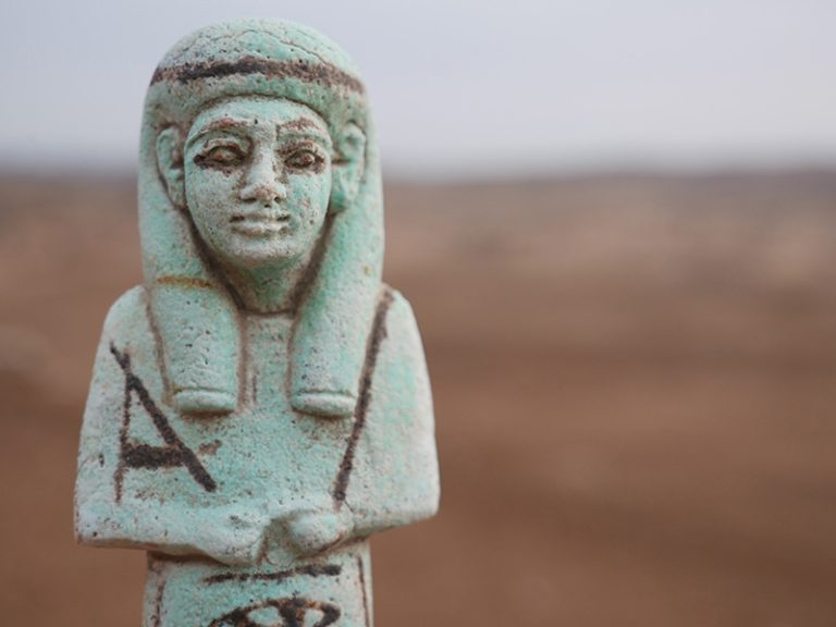 In Tanis, a discovery identifies the tomb of a pharaoh