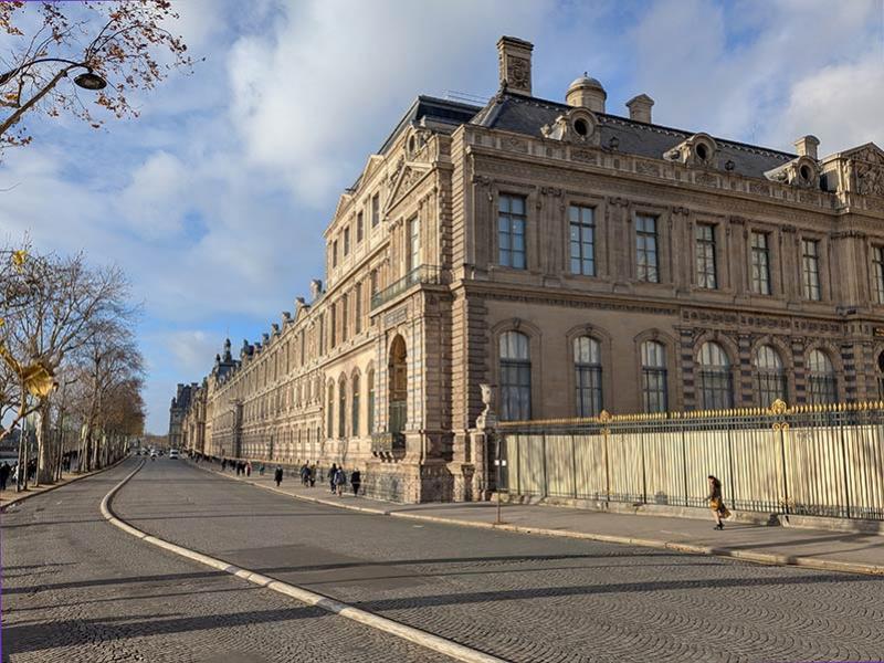 The Quai François Mitterrand and the balcony of the Galerie d'Apollon where the jewels stolen from the Louvre were exhibited © Photo Ludovic Sanejouand for LeJournaldesArts.fr