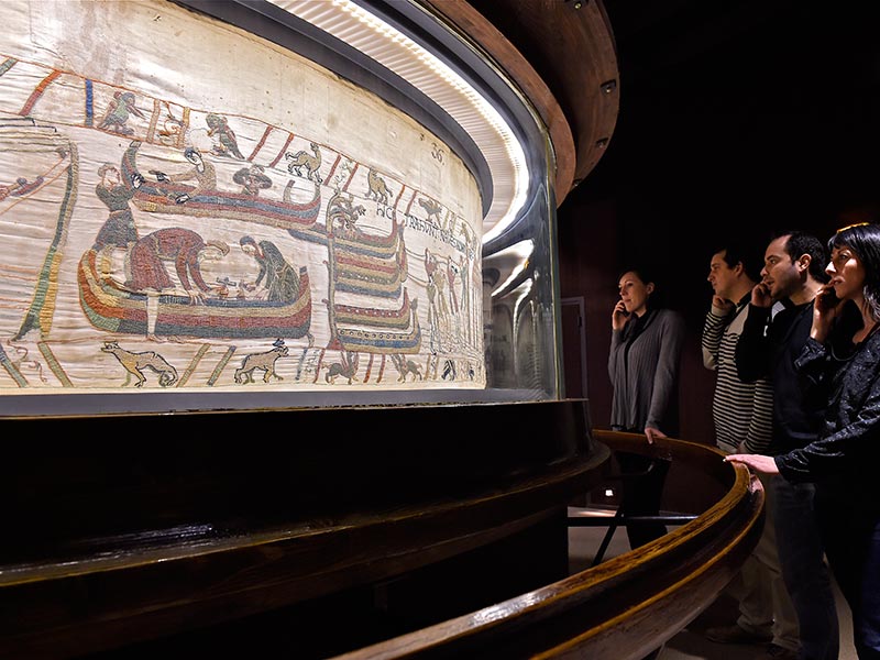 The United Kingdom insures the Bayeux tapestry for 800 million pounds