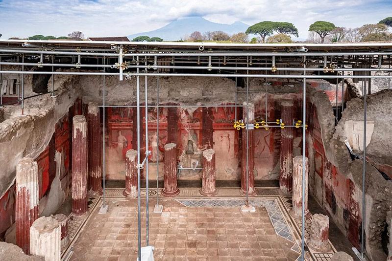 Overview of the fresco discovered in the domus Thiasos. © Pompeii Archaeological Park 