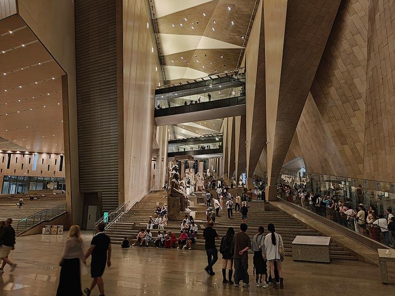 Visitors in the grand staircase of the Grand Egyptian Museum (GEM) in Cairo. © Matthäus Wander, 2025, CC0 1.0