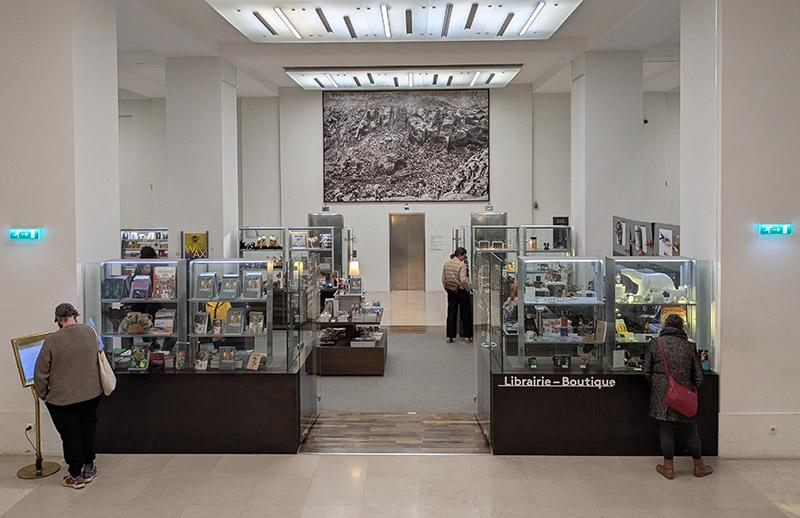 The bookseller-boutique of the Musée de l’Homme © Photo Ludovic Sanejouand