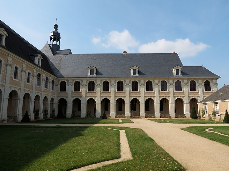 Le Carré must make savings to adjust to its revenues