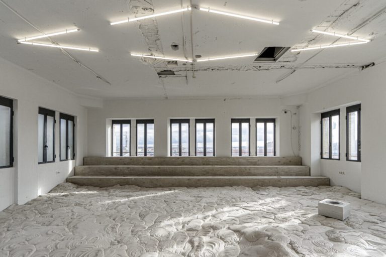 Marlon de Azambuja, cement and sensation