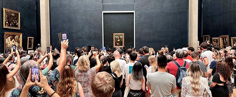 Visitors in front of the Mona Lisa in September 2023, Louvre Museum © APK - CC BY-SA 4.0