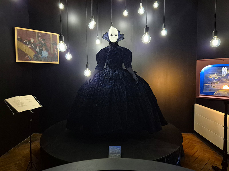 At night, the little masters take on the light