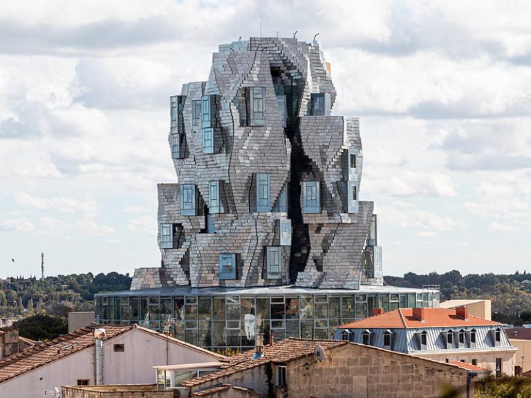 Municipal in Arles, the cultural hypertrophy in question