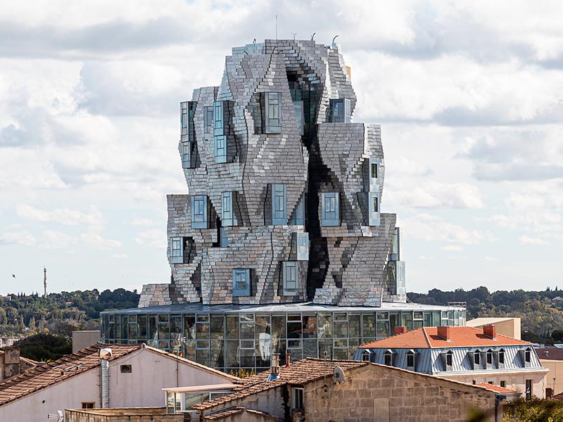 Municipal in Arles, the cultural hypertrophy in question