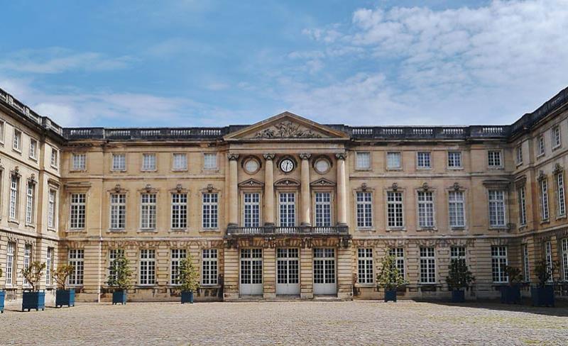 Court of honor of the Château de Compiègne. © Zairon, 2018, CC BY-SA 4.0