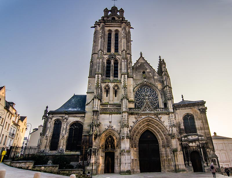 Pontoise Cathedral under construction again