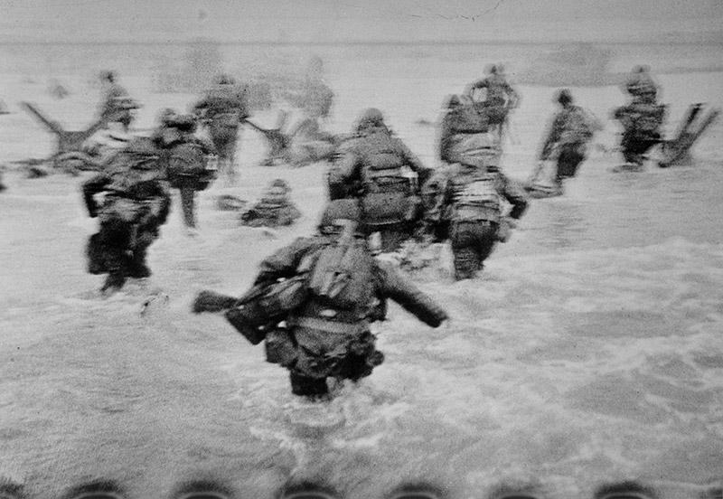 Robert Capa (1913-1954), American troops storm Omaha Beach during the Landings, Normandy, June 6, 1944. © Robert Capa / International Center of Photography / Magnum Photo