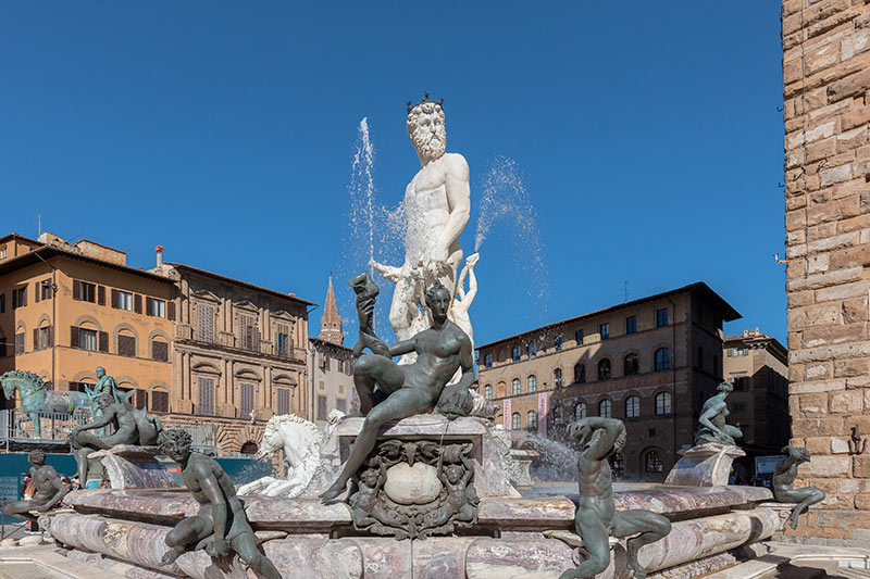 In Florence, a tourist prosecuted for damaging the Neptune Fountain