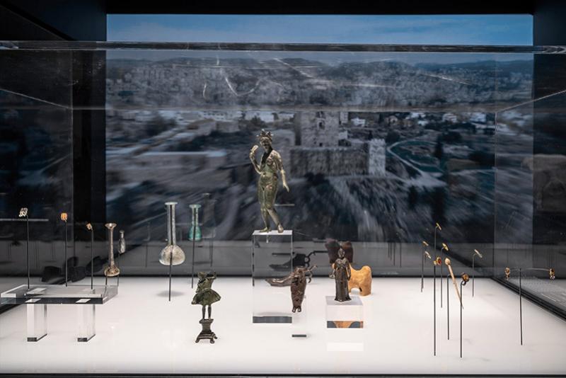 View of the exhibition “Byblos, Millennium City of Lebanon” at the Arab World Institute. © IMA / Alice Sidoli