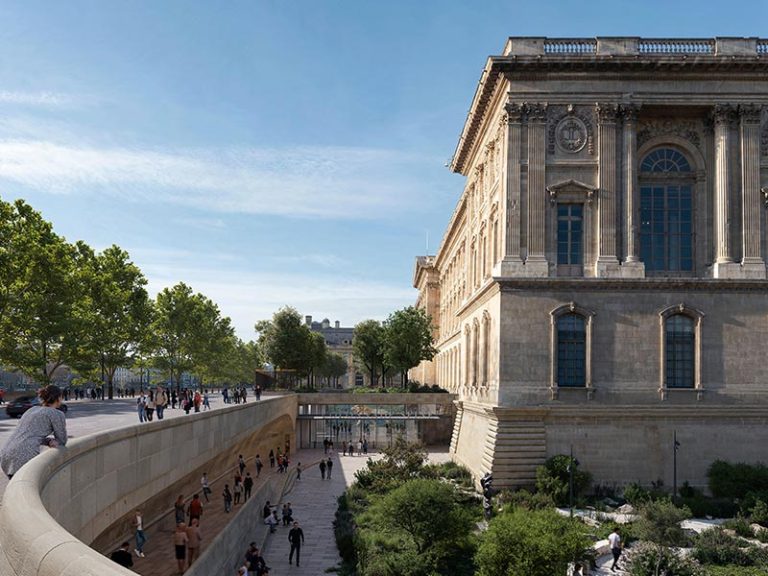 The Louvre chooses its entrance on the colonnade side
