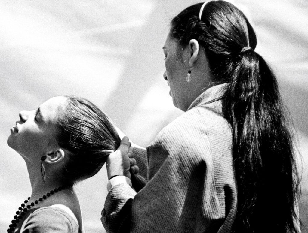 Tail. Mother combing her daughter's hair, 1994. Colita Photography Archive