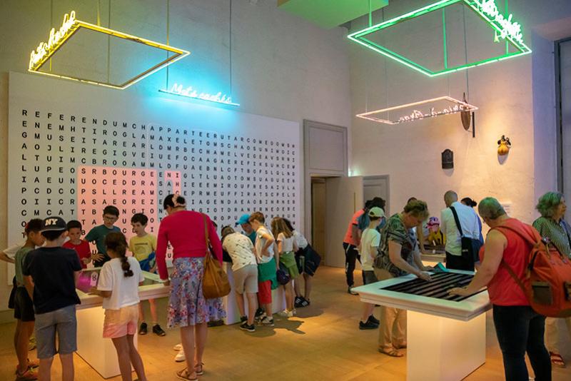 School group and visitors in the Word Games room of the Cité internationale de la langue française, located in the Château de Villers-Cotterêts © Yann Monel / CMN.