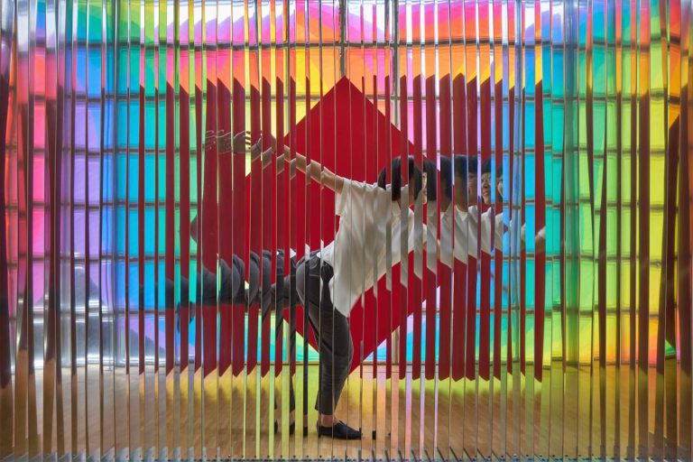 Julio Le Parc. Screen with reflective blades. Hermes Tokyo, 2021