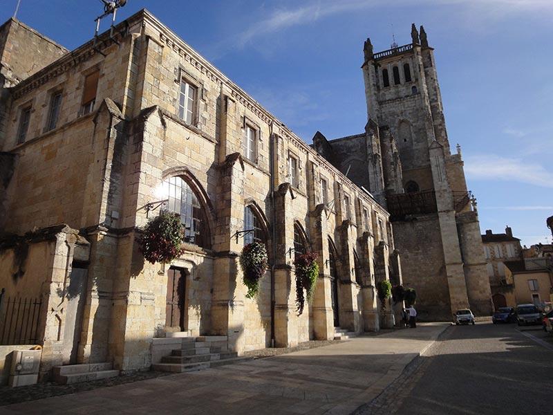 The cloister and the old Saint-Pierre de Condom cathedral. © Engascogne, 2011, CC BY-SA 3.0