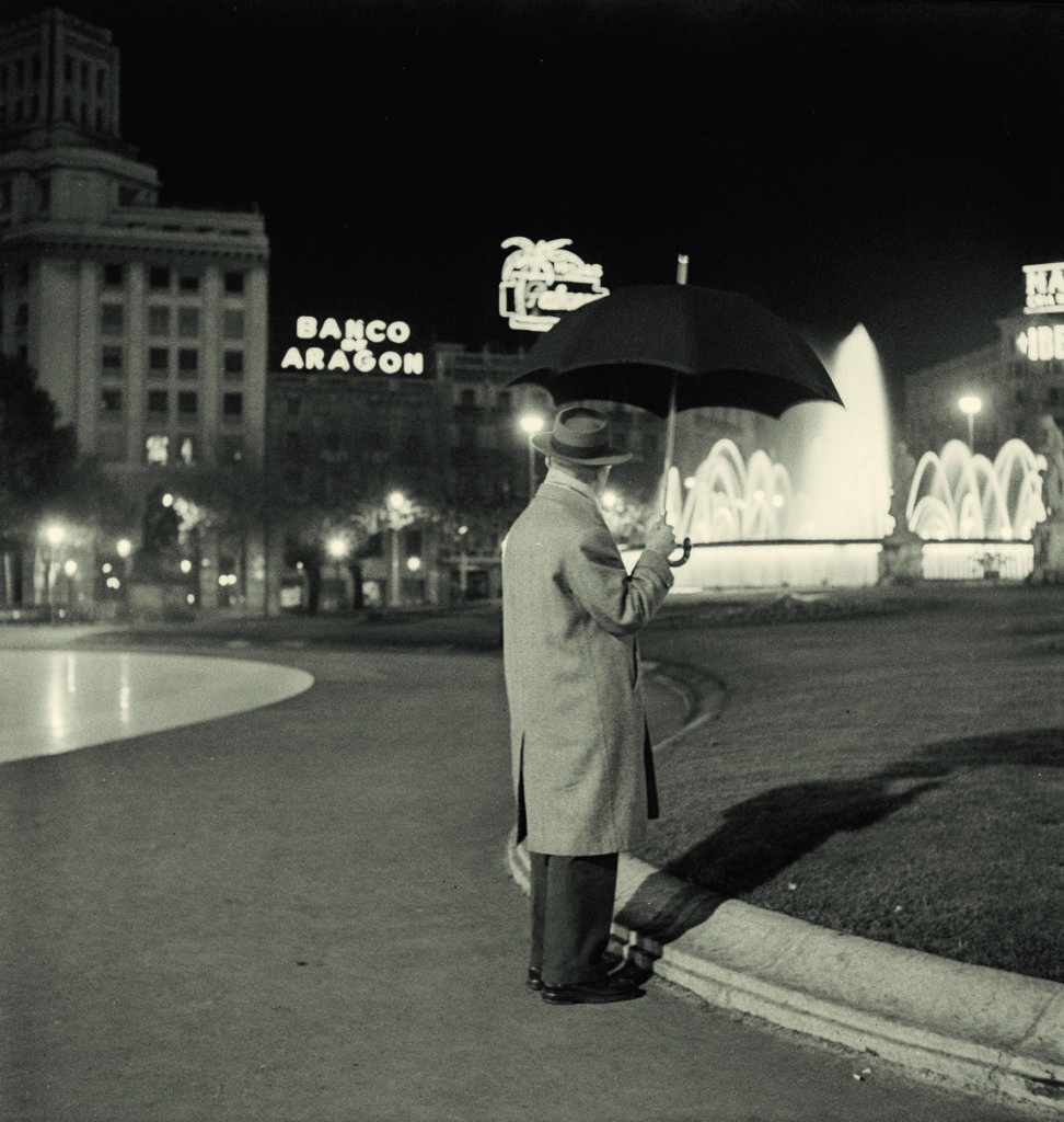 Joaquín Tusquets from Cabirol. Plaza de Catalunya at night, Barcelona, December 1959. Joaquín Tusquets de Cabirol Photographic Archive/ Barcelona Maritime Museum © Joaquín Tusquets de Cabirol Photographic Archive