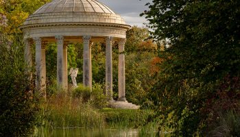 The art of gardens at Versailles under English influence