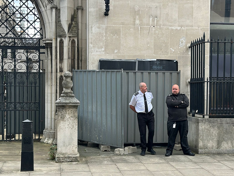 A Banksy stencil deliberately erased (and it’s expensive)