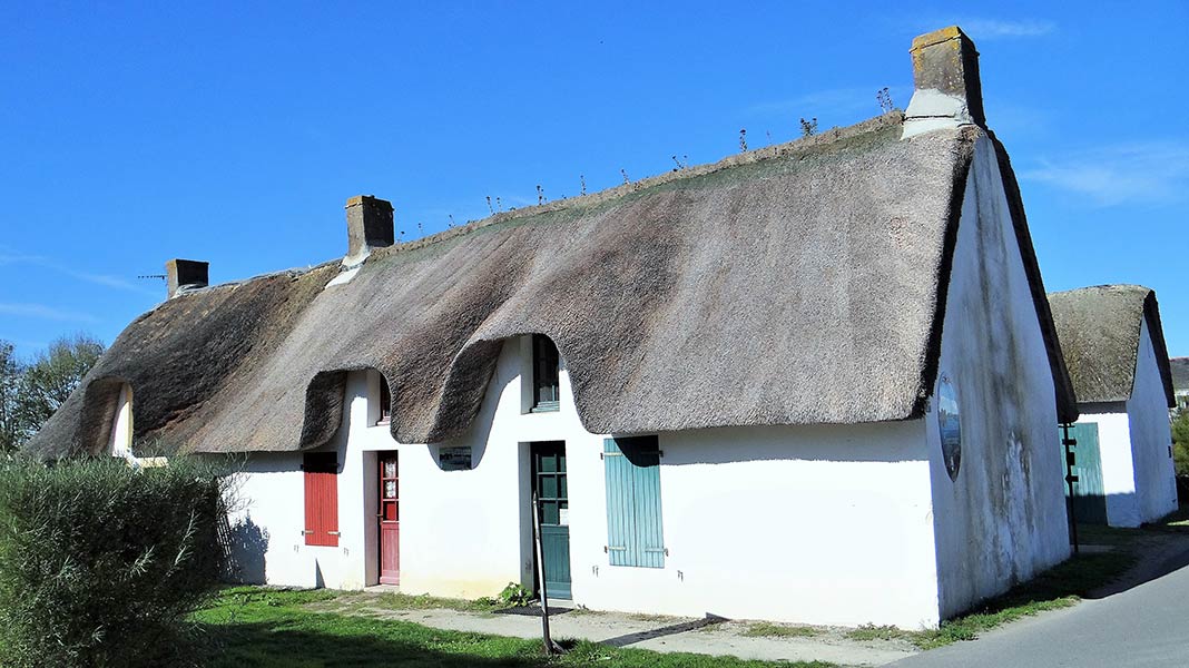 A local town planning plan may impose a type of material
