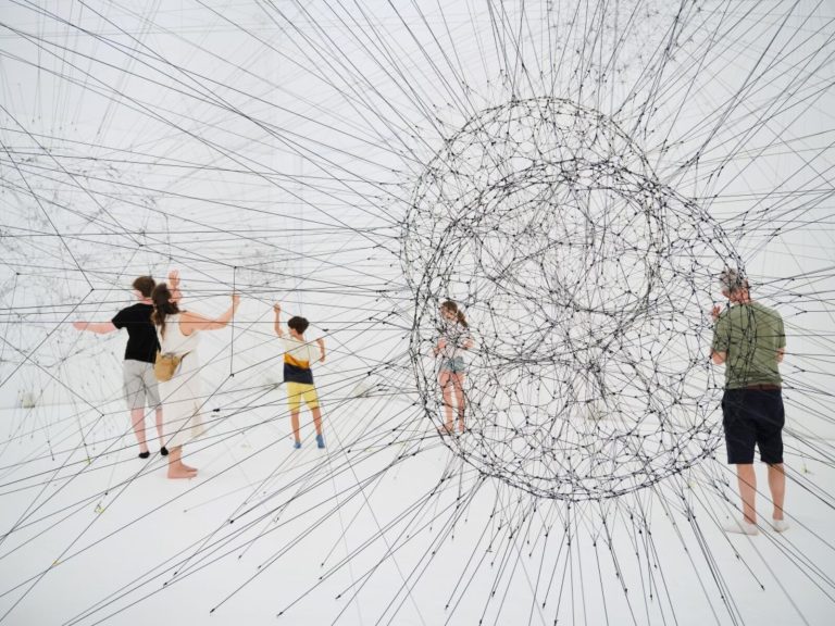 Tomás Saraceno in Haus der Kunst, on the web of a spider
