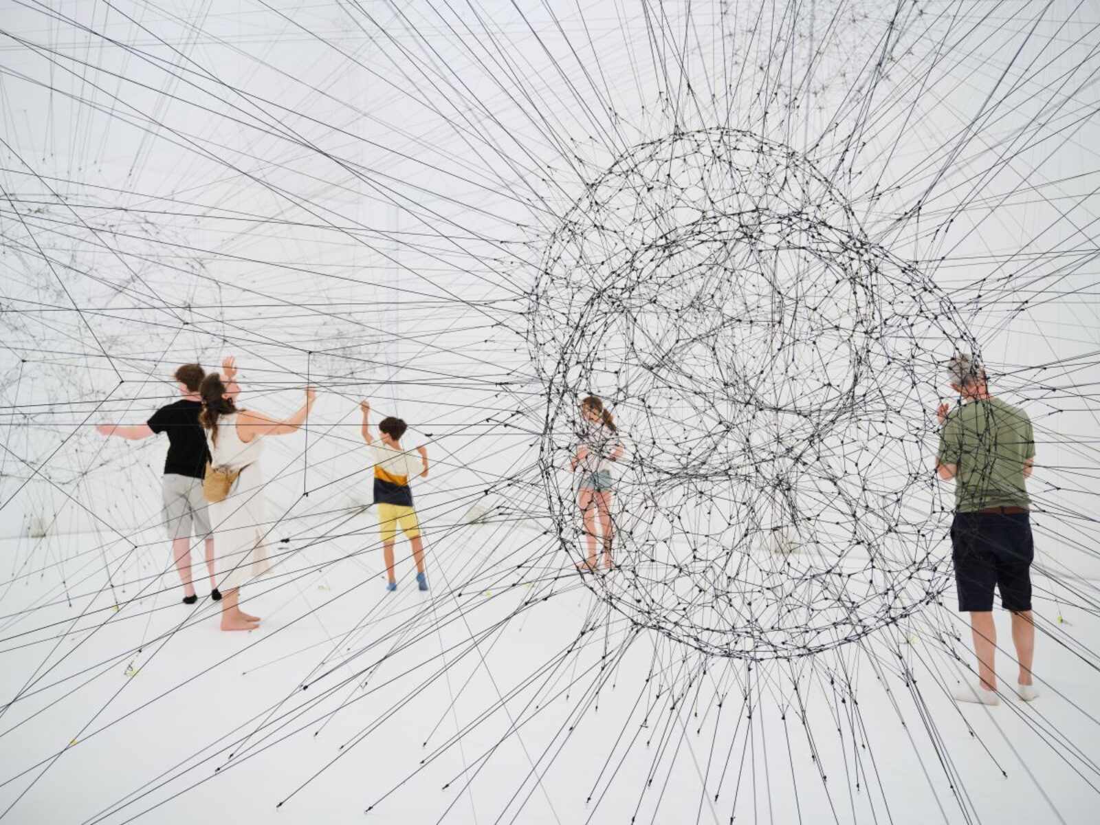 Tomás Saraceno in Haus der Kunst, on the web of a spider