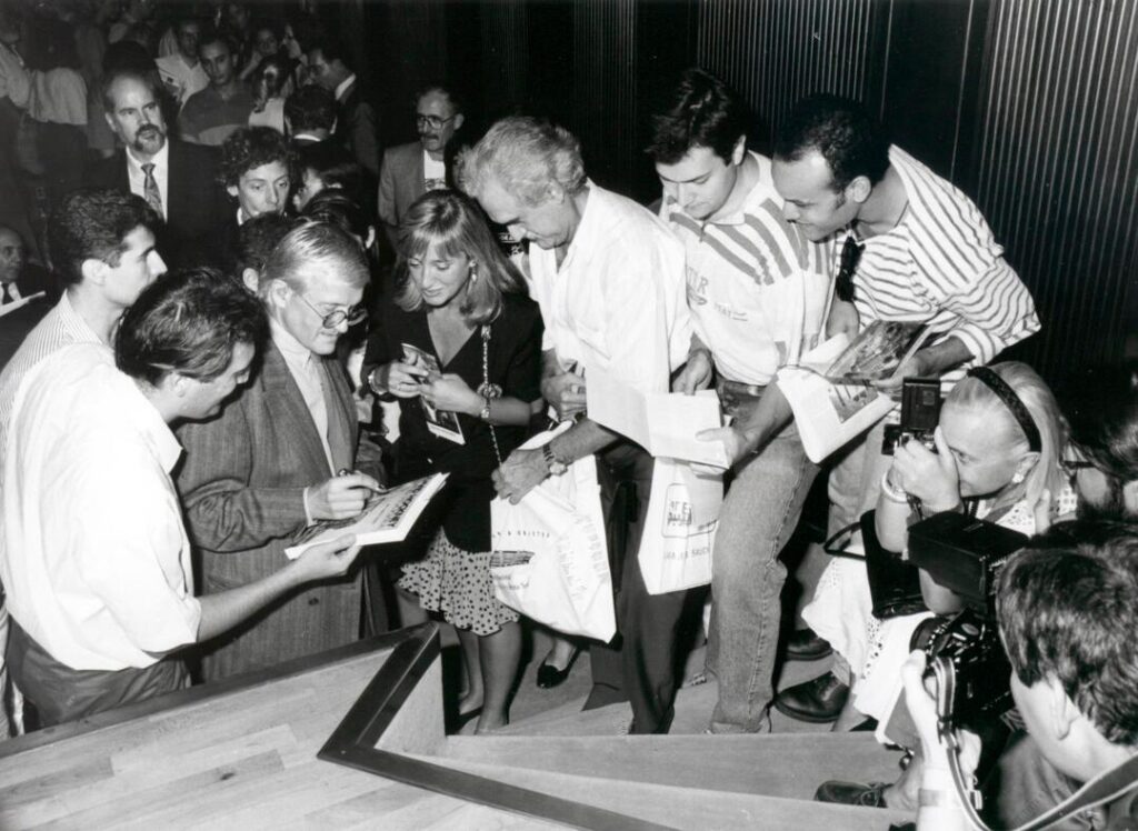 David Hockney at the opening of his exhibition at the Juan March Foundation Auditorium. Madrid, 1992. Photographic Archive of the Juan March Foundation