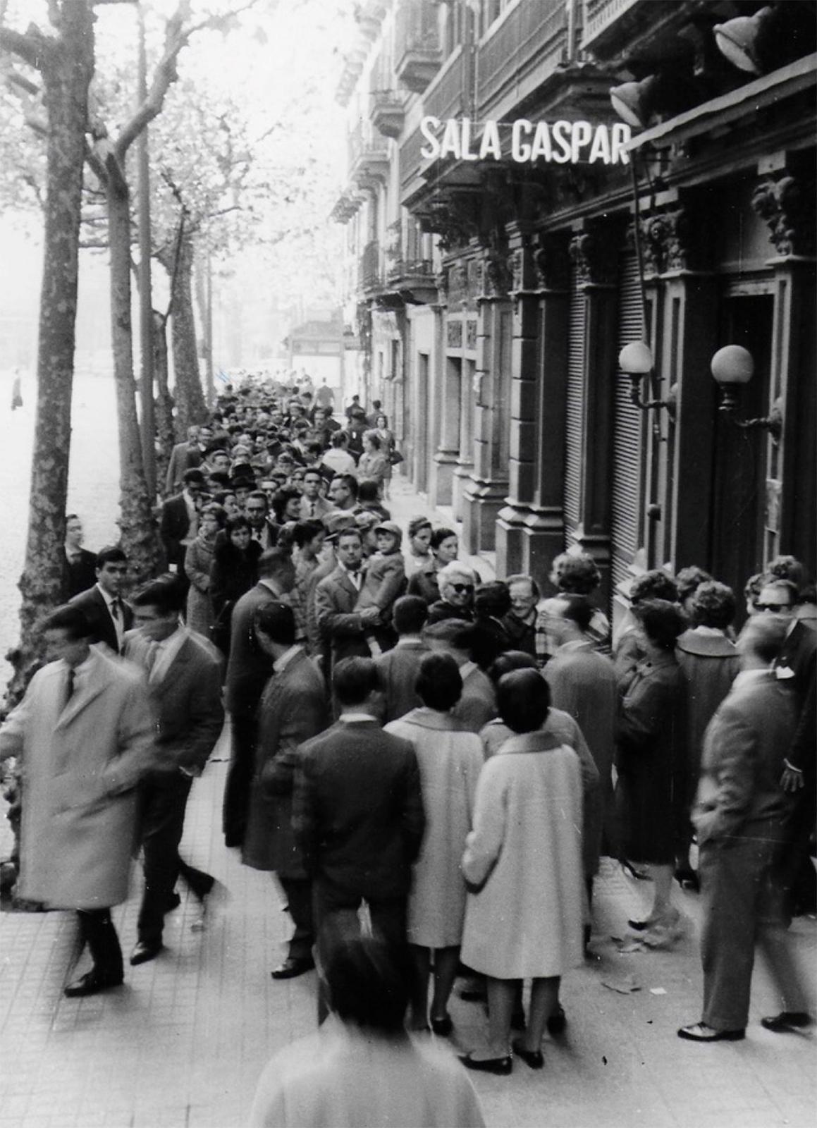 Audience waiting to enter the Picasso exhibition, Sala Gaspar, Barcelona, 1960. ©Archive Elvira Farreras Valentí. Courtesy Pedro Marín Boza