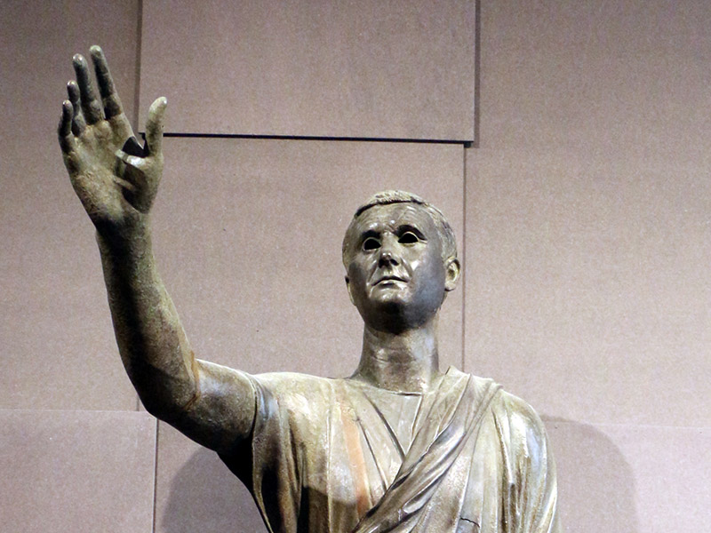 Was the Etruscan statue of the Arringatore originally black?